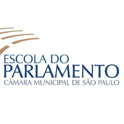 Logo da Escola do Parlamento: em um fundo branco, no canto esquerdo, há 4 linhas em tom de bege (na posição diagonal) e logo abaixo está escrito em azul e caixa alta Escola do Parlamento. Abaixo está escrito Câmara Municipal de São Paulo.