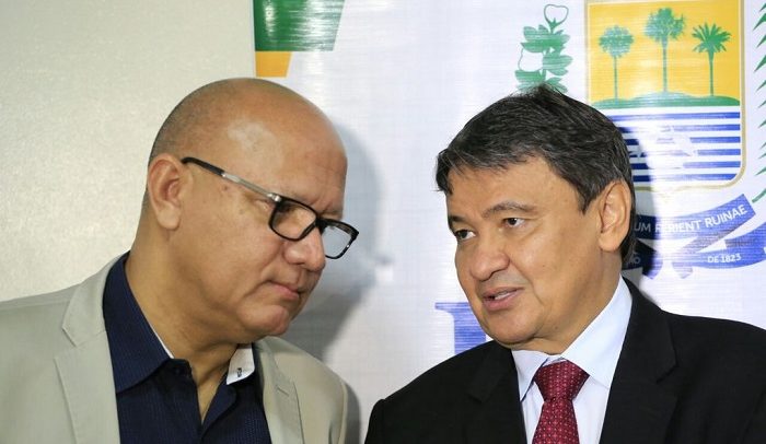Deputado Franzé Silva ao lado do governador Wellington Dias. Franzé é um homem calvo, moreno, de olhos escuros e usa óculos quadrados com armação preta, está vestindo um terno bege sobre uma camisa azul escura. Já Wellington é um homem de pele morena, cabelos escuros e curtos, olhos escuros e usa um terno escuro sobre uma camisa branca, com uma gravata em tom de vinho.
