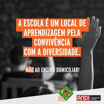 Card com letras em branco e caixa alta destacado o seguinte texto com fundo vermelho: “A escola é um local de aprendizagem pela convivência com a diversidade” Abaixo, vem a frase: Não ao ensino domiciilar!, onde o não está destacado em vermelho. A imagem de fundo é preta e branca, e mostra o braço de uma criança levantado com a mão para cima, atrás de uma mesa. No rodapé da imagem (laterl direita), estão os logos da Rede Nacional da Primeira Infância e da Andi - comunicação e direitos