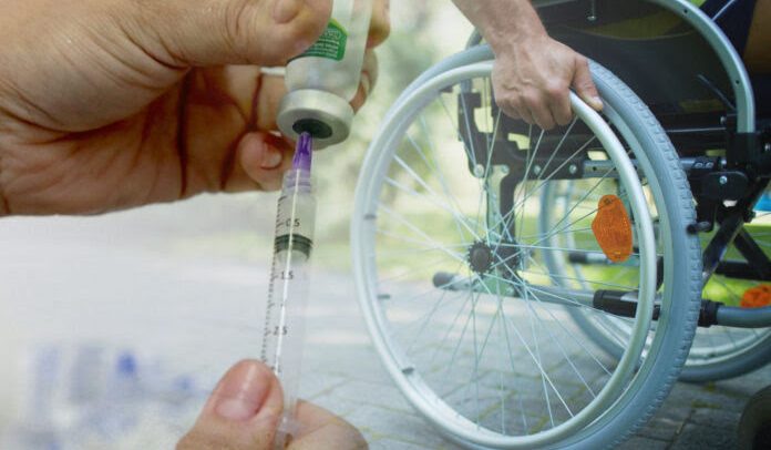 montagem com duas imagens. A primeira destaca as mãos de uma pessoa introduzindo uma dose da vacina em uma seringa e, ao lado, a imagem de uma cadeira de rodas, com foco apenas em uma das rodas e a mão girando a roda.