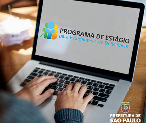 a imagem mostra um notebook numa mesa e com duas mãos sob o teclado. na tela está escrita a frase: programa de esttágio para estudantes com deficiência. No canto inferior direito, está o brasão da secretaria de direitos da pessoa com deficiência de são paulo