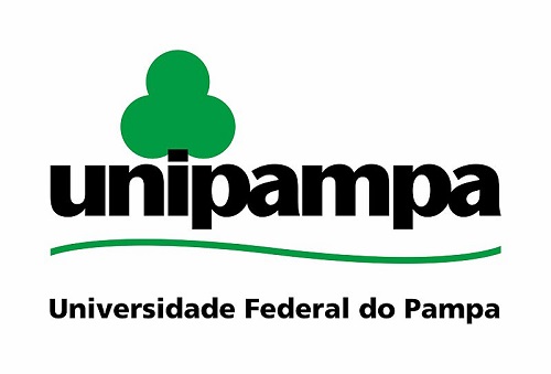 card com fundo branco onde está escrito Unipampa em letras grandes e negrito. Acima da palavra, onde está o I, há o desenho de um trevo na cor verde, e abaixo, há uma linha ondulada no mesmo tom. Abaixo do logo está escrito Universidade Federal do Pampa.