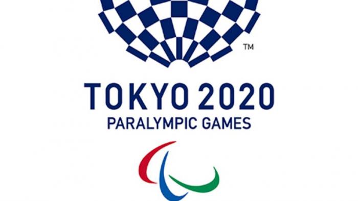 Logo Jogos Paralímpicos de Tóquio é um círculo composto quadrados azuis e brancos e abaixo está escrito em letras maiúsculas Tokyo 2020,mais abaixo “Paralympic Games” e abaixo, três faixas nas cores vermelha, azul e verde.