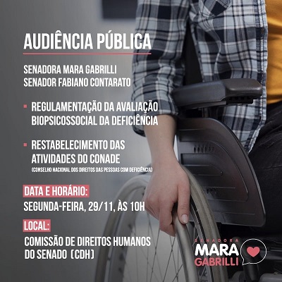 arte com a foto de um cadeirante ilustrando o fundo. A imagem traz apenas um recorte da pessoa com a mão direita na roda da cadeira. Em texto, as informações dos realizadores, data e local, contidas no texto.
