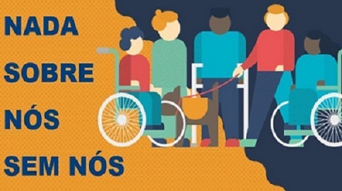 Card com fundo em cores laranja e azul, com ilustrações ede pessoas com deficiência (cadeirantes, pessoa com cão-guia etc.) Do lado esquerdo está escrito a frase “Nada sobre nós sem nós, em caixa alta na cor azul.