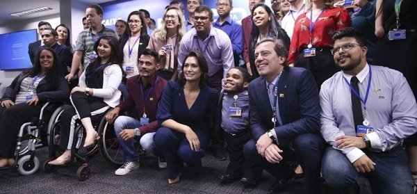 foto de parte das pessoas com deficiência que foram chamadas em 2019 pela Caixa após passarem no concurso. Na foto aparecem pessoas com vários tipos de deficiência.