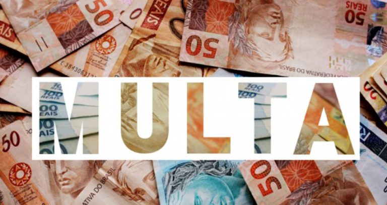 foto de muitas notas de reais, em diferentes valores, e a palavra "multa" escrita bem grande sobre as notas.