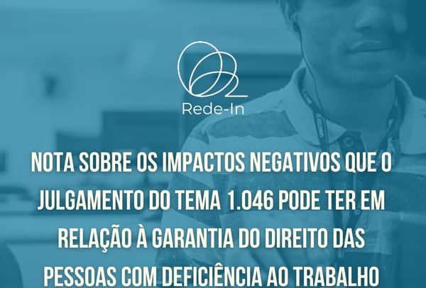 Arte em que aparece, sob filtro azul, foto de homem cego, sentado à frente de um computador, em ambiente laboral. No centro do terço superior da imagem há o logotipo da Rede-In e abaixo dele, o título do documento: NOTA AOS MINISTROS E ÀS MINISTRAS DO SUPREMO TRIBUNAL FEDERAL (STF) SOBRE OS IMPACTOS NEGATIVOS QUE O JULGAMENTO DO TEMA 1.046 PODE TER EM RELAÇÃO À GARANTIA DO DIREITO DAS PESSOAS COM DEFICIÊNCIA AO TRABALHO