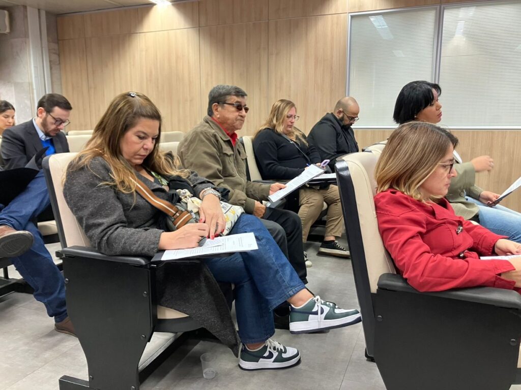 Fotos de vários momentos da reunião.