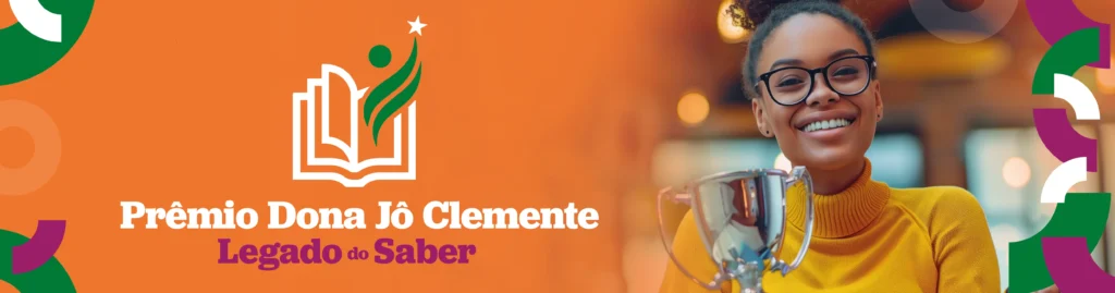 mulher negra sorridente, com suéter amarelo e óculos, segura um troféu prateado. Fundo laranja com formas geométricas e o texto “Prêmio Dona Jô Clemente – Legado do Saber”. A imagem transmite inovação, conquista e inclusão