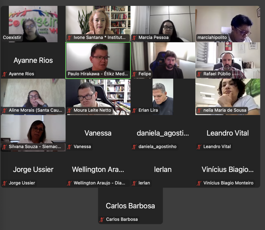 Print da tela do Zoom, durante a reunião de organização do evento. No print aparecem 21 pessoas participando, sendo que 13 delas estão com a câmera aberta e as demais, com a câmera fechada.