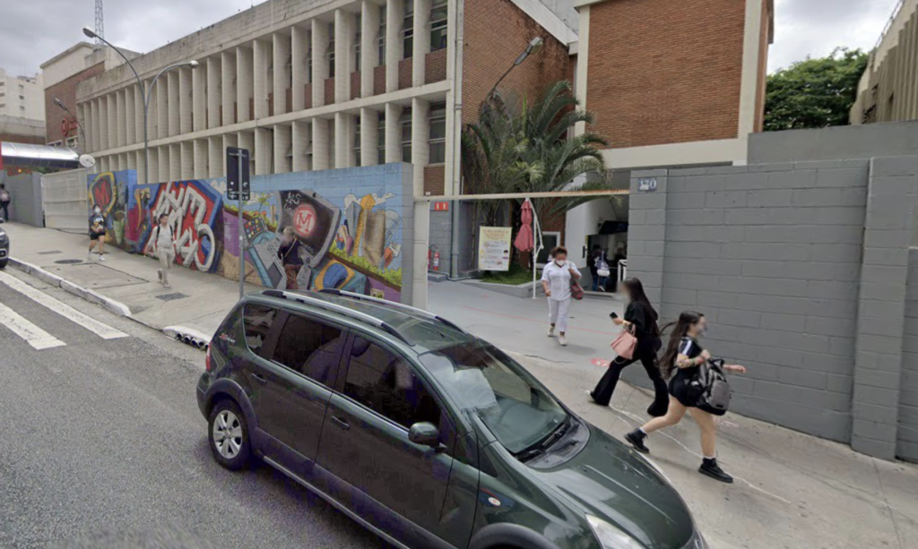Vista da entrada da Mackenzie na Rua Piauí, onde foi realizado o Contrata SP