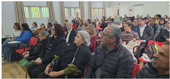 foto do público, com auditório lotado.
